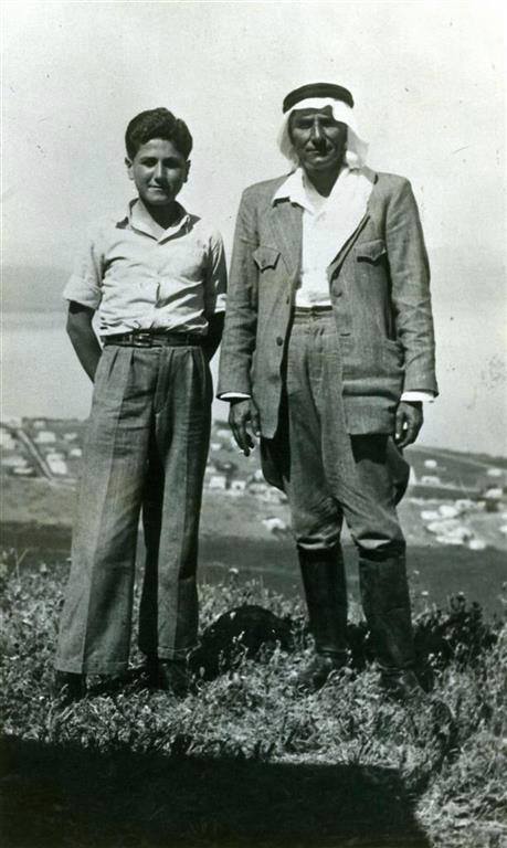 صورة نادرة لشيخ امين الطبري وابنة في طبرية سنة 1948